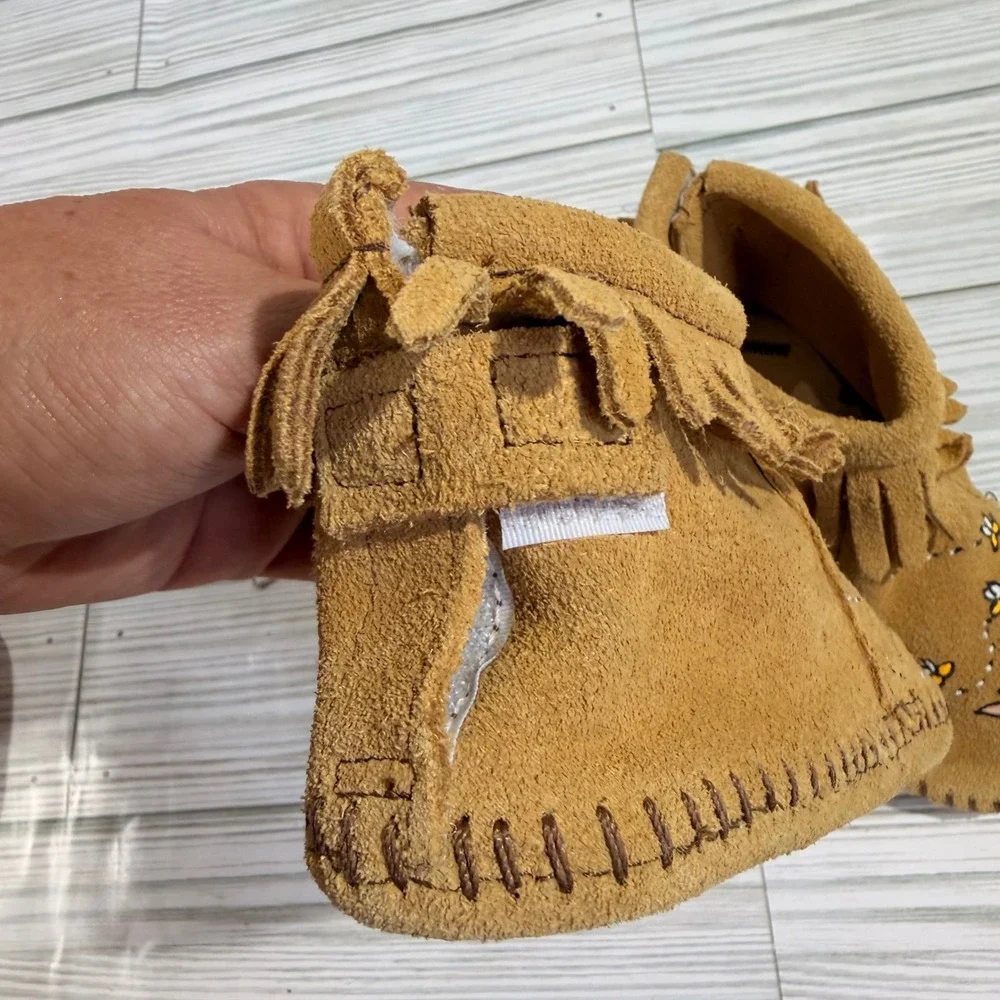 Minnetonka Toddler Suede Fringe Moccasins Winnie the Pooh Piglet Painted Sz 6